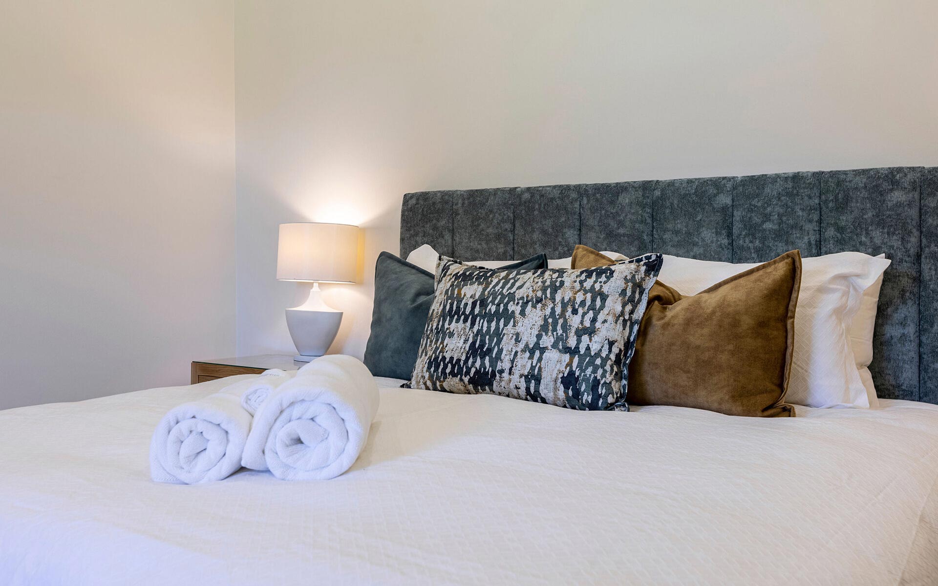 Schubert Estate accommodation, luxurious bed with pillows and towels